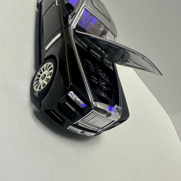 1:24 Rolls-Royce Phantom Metal Diecast Silver Black WITH LEDS Roll-Back - Picture 5 of 13